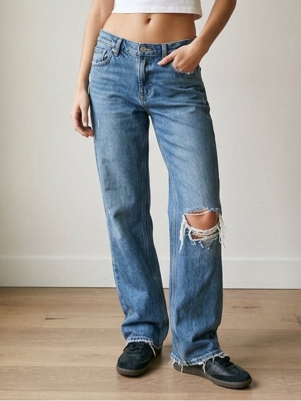 Abercrombie & Fitch The 90s Straight Low Rise Distressed Jeans Size 27 / 4R